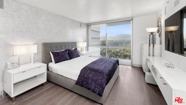 201 Ocean Avenue, Santa Monica CA: https://media.crmls.org/mediaz/32e9960e-2303-4eef-95b1-7120a6957519.jpg