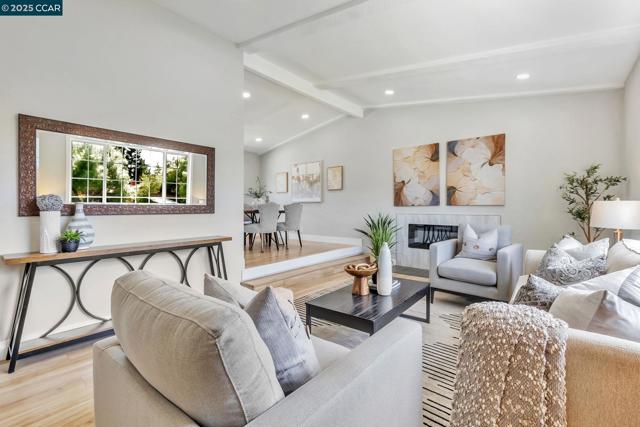 2782 Canyon Creek Dr, San Ramon CA: https://media.crmls.org/mediaz/32eaea7a-fe33-462b-8dcb-8a1a989e8131.jpg