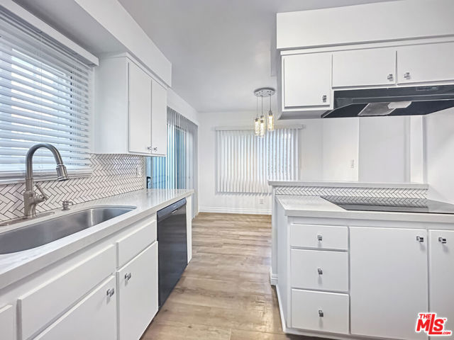817 E Nutwood Street, Inglewood CA: https://media.crmls.org/mediaz/32ec1301-558e-4a50-a01b-750739f370c4.jpg