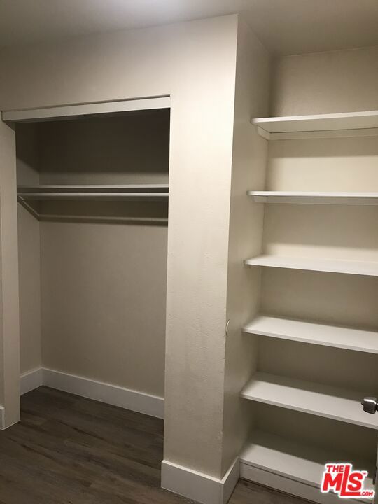 1060 E 6th Street, Long Beach CA: https://media.crmls.org/mediaz/32eca3b6-5b38-4285-a276-6869bb73b1c7.jpg