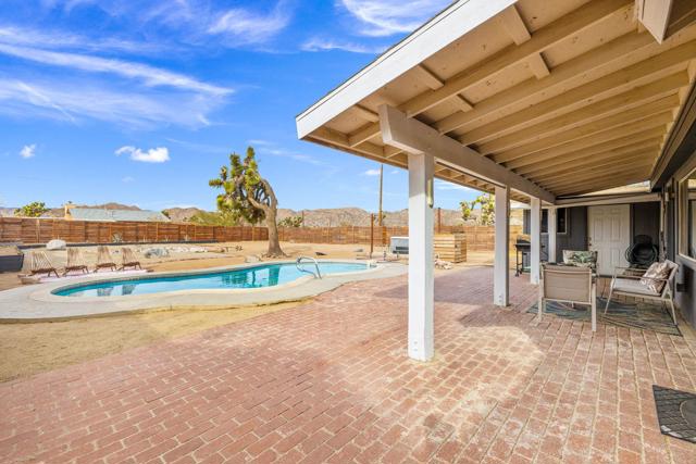7552 Elk Trail, Yucca Valley CA: https://media.crmls.org/mediaz/32ecd599-09bb-42df-8007-6e31ea2503db.jpg