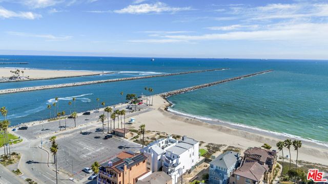 7019 E Seaside Walk, Long Beach CA: https://media.crmls.org/mediaz/32ed3cfe-50fb-431a-aa1c-f7d606fe95c0.jpg