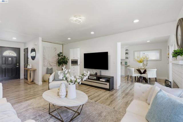 Image 13 of 39 For 4972 Minas Dr