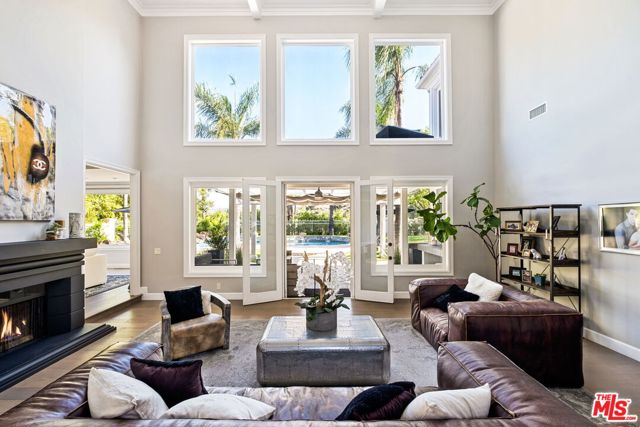 5325 Collingwood Circle, Calabasas CA: https://media.crmls.org/mediaz/32ee6b7d-12fc-40d0-bc16-f25e344aacc3.jpg