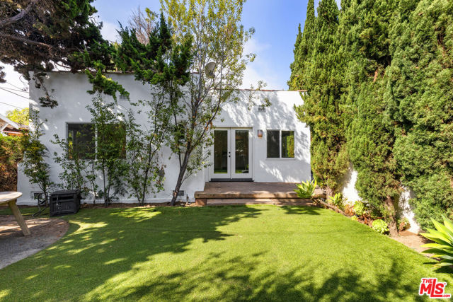 1434 24th Street, Santa Monica CA: https://media.crmls.org/mediaz/32ef3b12-88d0-496d-b879-fe2ddd5f2487.jpg