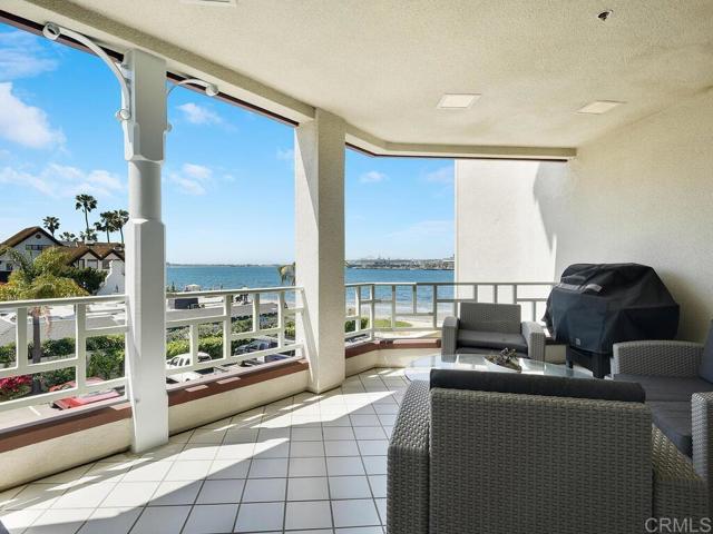 1099 1st Street, Coronado CA: https://media.crmls.org/mediaz/32ef577f-f9af-4c0e-a2cd-cad350c57d55.jpg