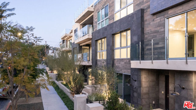 728 N Sweetzer Avenue, West Hollywood CA: https://media.crmls.org/mediaz/32efedb5-2398-46f9-b26f-9bb5a2d74f7e.jpg