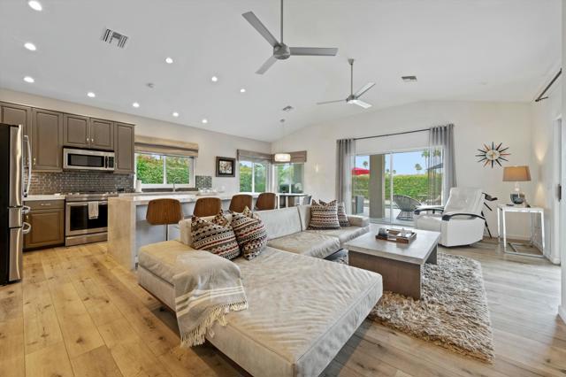 73112 Bel Air, Palm Desert CA: https://media.crmls.org/mediaz/32f066a4-f7cd-4aed-b1f8-bd3dc1879ffe.jpg