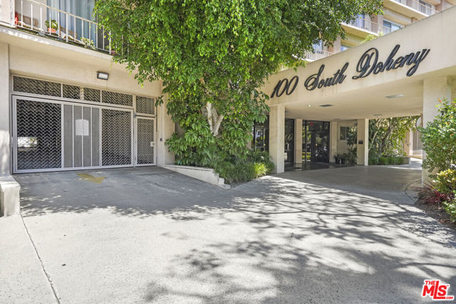100 S Doheny Drive, Los Angeles CA: https://media.crmls.org/mediaz/32f0def2-eb01-40d1-84ad-7d8bde844e01.jpg