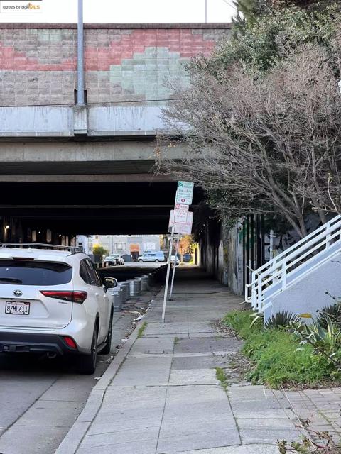 562 29th St, Oakland CA: https://media.crmls.org/mediaz/32f0f169-0a38-4195-ae4f-e78dd38103a4.jpg