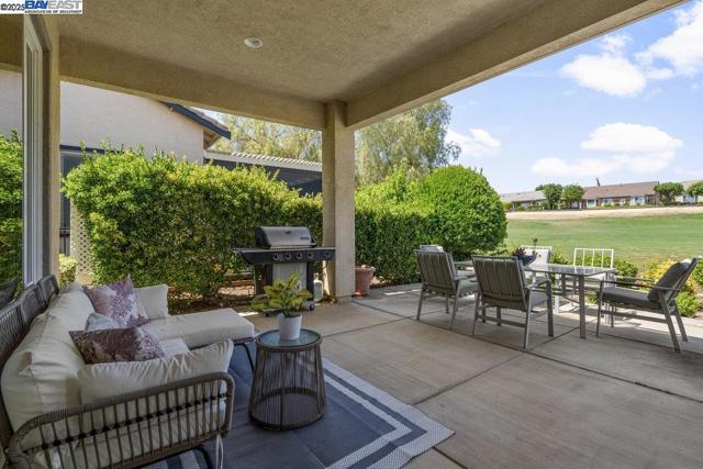 1123 Burghley Ln, Brentwood CA: https://media.crmls.org/mediaz/32f1986b-13b6-4b9b-a6fe-ab4c28106ce1.jpg