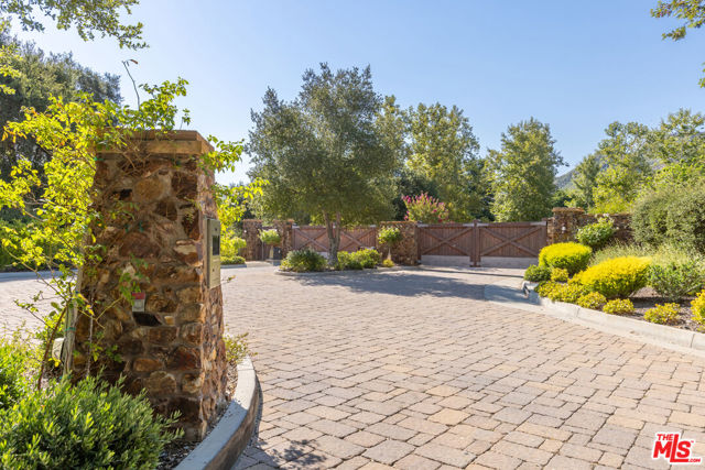 2052 Shadow Creek Drive, Agoura Hills CA: https://media.crmls.org/mediaz/32f1f2ae-8e25-4b77-93b4-80c8b3ad516c.jpg