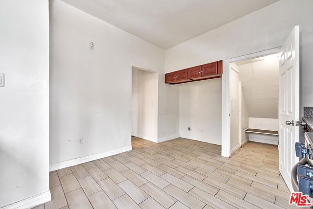 1147 S Mariposa Avenue, Los Angeles CA: https://media.crmls.org/mediaz/32f23707-2cdb-4ff0-a2fc-de67614a6154.jpg