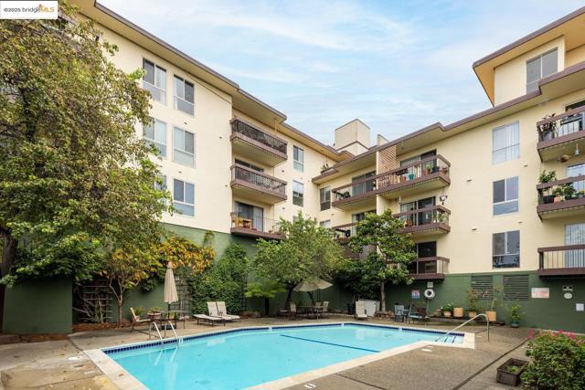 555 Jean St, Oakland CA: https://media.crmls.org/mediaz/32f2abe8-12e6-4b08-b0ec-536cce17074c.jpg