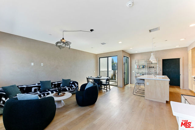 3288 N Canary Way, Los Angeles CA: https://media.crmls.org/mediaz/32f30088-3582-48b1-9e40-8da195a0a758.jpg