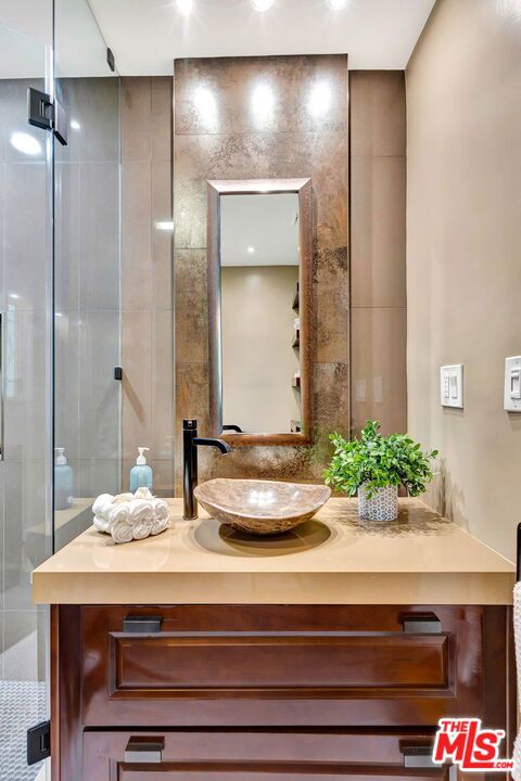 10257 Camarillo Street photo 21
