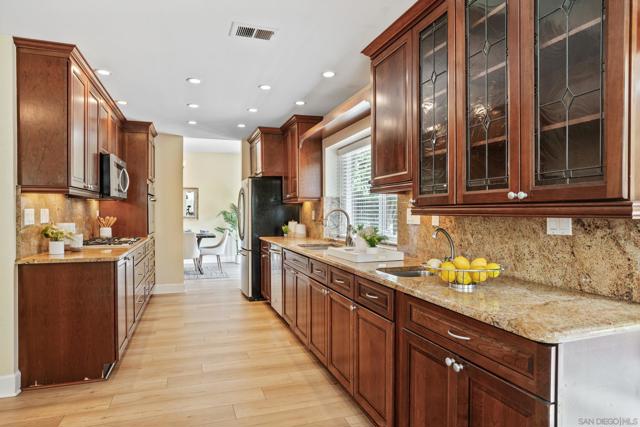 2009 Applewood Ln, Vista CA: https://media.crmls.org/mediaz/32f3d056-56f4-43e4-9ee5-6ce1ab78e6e0.jpg