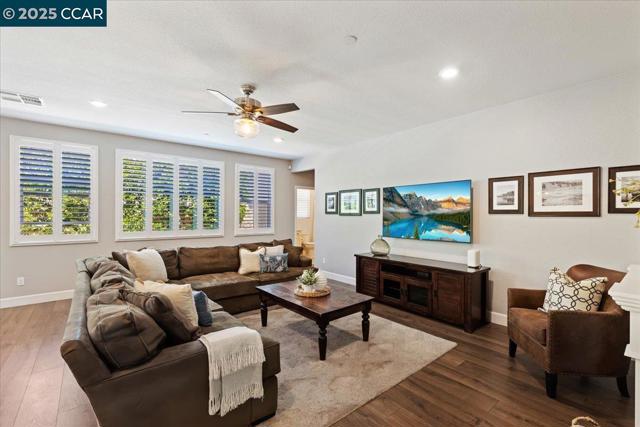 2097 Salice Way, Brentwood CA: https://media.crmls.org/mediaz/32f5b056-3a71-492b-8b0e-560348544c56.jpg