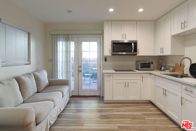 4427 Alumni Avenue, Los Angeles CA: https://media.crmls.org/mediaz/32f61d78-5a5f-485b-8278-a43450e755a5.jpg