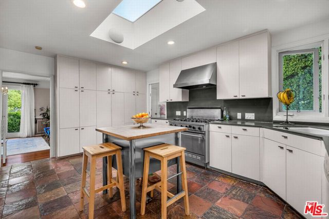 10321 Rochester Avenue, Los Angeles CA: https://media.crmls.org/mediaz/32f67687-38a8-49e5-8723-7aa404ac63f0.jpg
