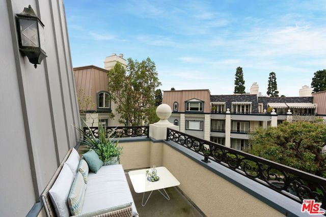 10106 Empyrean Way, Los Angeles CA: https://media.crmls.org/mediaz/32f6d0b5-57f3-4eb0-9995-f8fdf154a25c.jpg