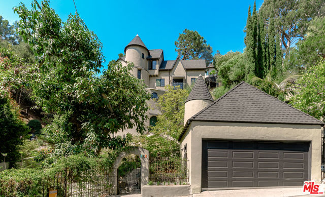 3105 Ledgewood Drive, Los Angeles CA: https://media.crmls.org/mediaz/32f6ebb9-4c79-4813-aaf2-28220102e50c.jpg