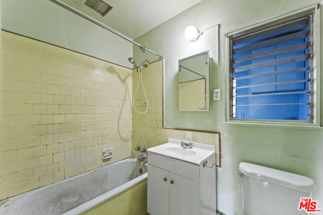 4958 Loleta Avenue, Los Angeles CA: https://media.crmls.org/mediaz/32f7455a-16be-4ded-bf51-6923a5eddf1d.jpg
