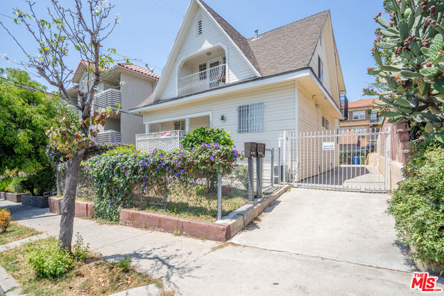 2963 San Marino Street, Los Angeles CA: https://media.crmls.org/mediaz/32f813e2-a146-49a8-99c8-3177aec8dd59.jpg