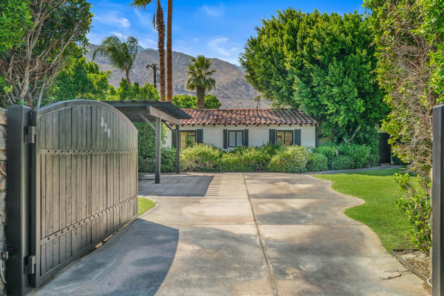 839 N Avenida Olivos, Palm Springs CA: https://media.crmls.org/mediaz/32f8bb77-2d67-4063-8290-afc46c736fb1.jpg