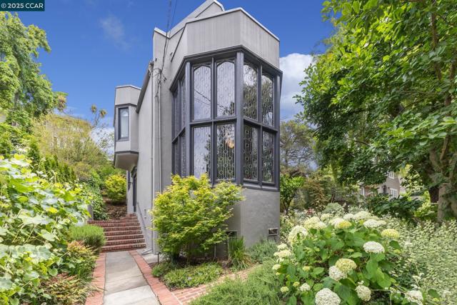 91 Tunnel Rd, Berkeley CA: https://media.crmls.org/mediaz/32f936d5-3651-4cb8-8e61-1d1dc3d3c868.jpg