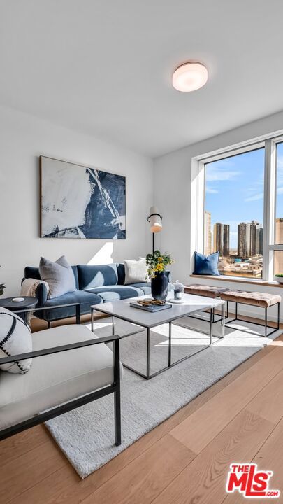 889 Francisco Street, Los Angeles CA: https://media.crmls.org/mediaz/32f9abaf-a538-44c3-8d7e-5126fee14c1f.jpg