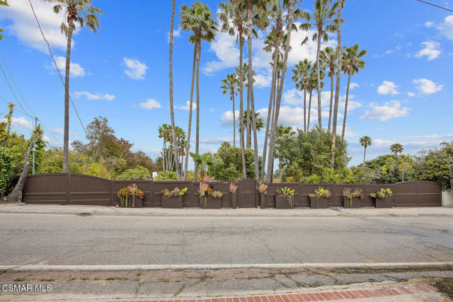 6972 Grasswood Avenue, Malibu CA: https://media.crmls.org/mediaz/32f9f263-1086-42c1-bc5e-d4db8d33cbb7.jpg