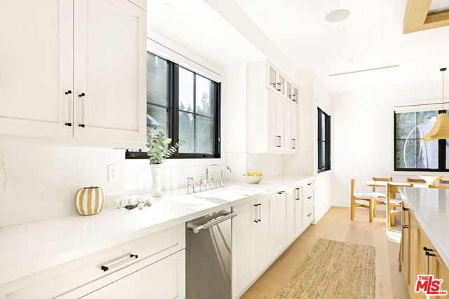 6310 Mirror Lake Drive, Los Angeles CA: https://media.crmls.org/mediaz/32fab1a0-9c2e-40e4-8d0d-2aefb69d7600.jpg