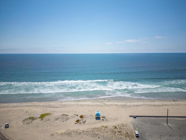 54 Half Moon Bend, Coronado CA: https://media.crmls.org/mediaz/32fb28fc-cc75-44d2-ba8a-04de23a92c90.jpg
