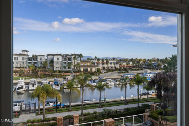 1572 Seabridge Lane, Oxnard CA: https://media.crmls.org/mediaz/32fc7a21-7ef0-4c14-aa78-5d4d8292bd50.jpg