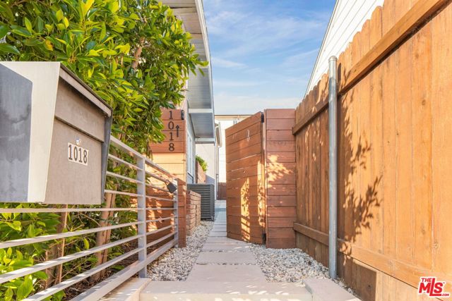 1016 S Bundy Drive, Los Angeles CA: https://media.crmls.org/mediaz/32fcd3aa-692f-4f39-ac13-e11f6b1056fc.jpg