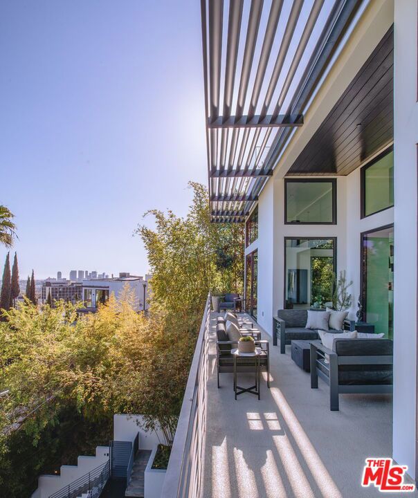 8932 St Ives Drive, Los Angeles CA: https://media.crmls.org/mediaz/32fd0dd7-db2b-47ef-b3d4-5a863dd16fc6.jpg