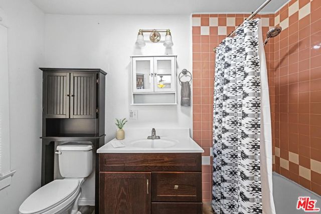 946 Hilldale Avenue, West Hollywood CA: https://media.crmls.org/mediaz/32fd7f95-af34-47c4-9651-7b14755dbefe.jpg