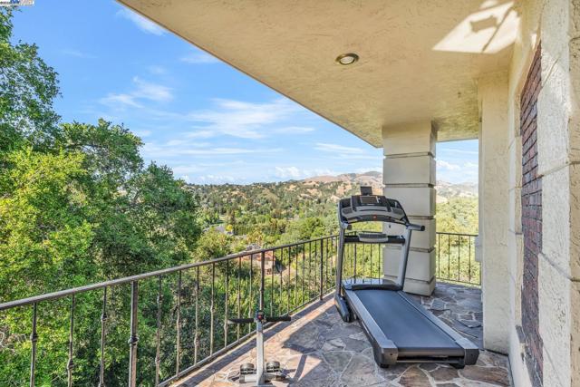 219 Valley Oaks Dr, Alamo CA: https://media.crmls.org/mediaz/32ff2810-ee36-4f66-a0bc-7bd9f09cbd23.jpg