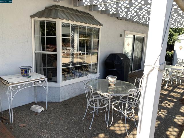 1766 Crescent Dr, Walnut Creek CA: https://media.crmls.org/mediaz/3300888e-e316-4b39-ad96-8de7aa94966d.jpg