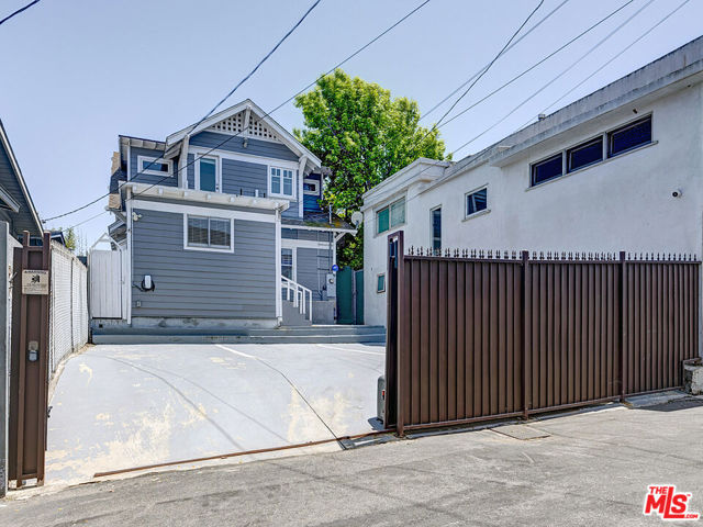 111 Dudley Avenue, Venice CA: https://media.crmls.org/mediaz/3300eaa2-7827-43d4-beb4-01d1aee4e9bf.jpg