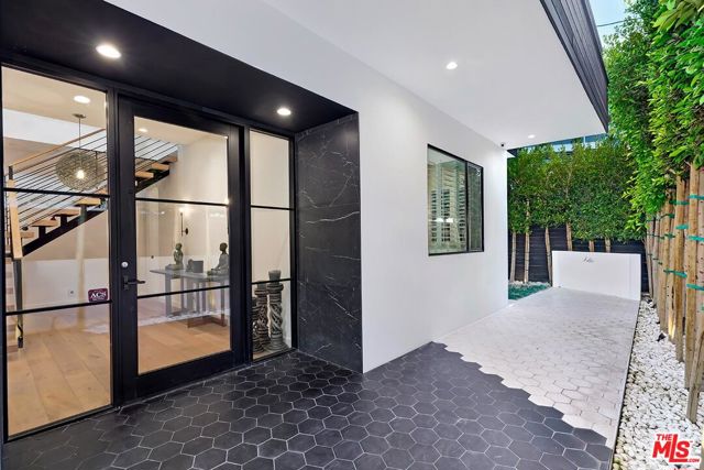 2164 Sunset Plaza Drive, Los Angeles CA: https://media.crmls.org/mediaz/33018937-5913-4527-9537-ebbc896f9fea.jpg