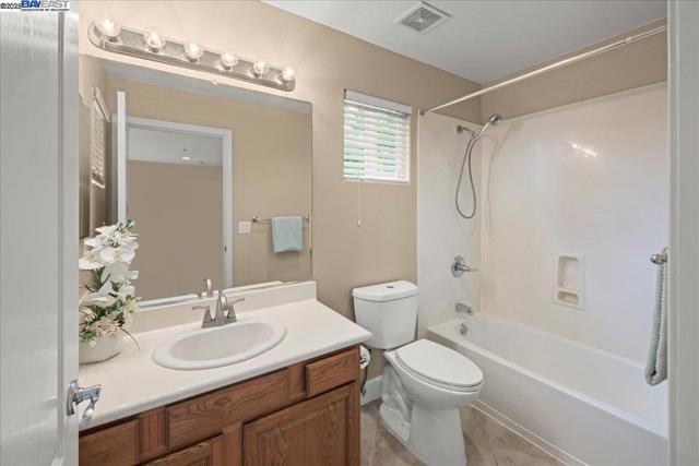 107 Limestone Cmn, Livermore CA: https://media.crmls.org/mediaz/33019338-812c-4afe-abff-b959d88fb90c.jpg