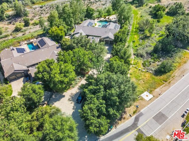 29734 Mulholland Highway, Agoura Hills CA: https://media.crmls.org/mediaz/3301e212-60cc-4081-b941-412b62ac2fd1.jpg