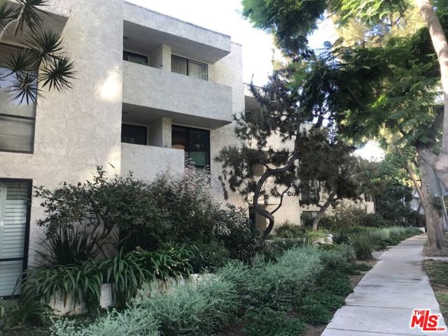 8400 De Longpre Avenue, West Hollywood CA: https://media.crmls.org/mediaz/33020698-cc3a-4de0-9a62-851a28777e73.jpg