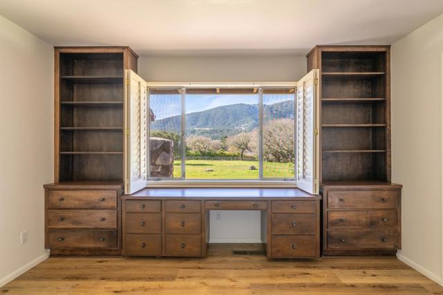 10 Ring Lane, Carmel Valley CA: https://media.crmls.org/mediaz/330287b8-70df-40ce-bf54-aef8b6213617.jpg