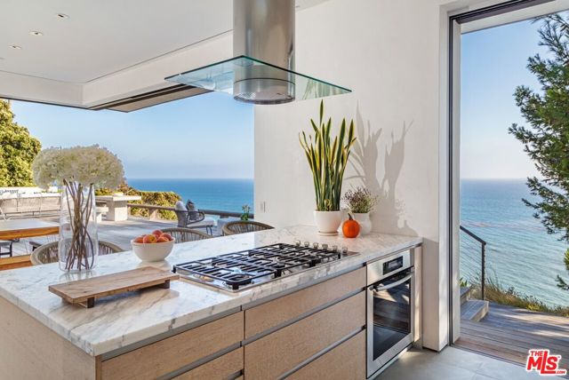 32554 Pacific Coast Highway, Malibu CA: https://media.crmls.org/mediaz/3302ad18-0da9-44a4-87e4-c862e9100f2a.jpg