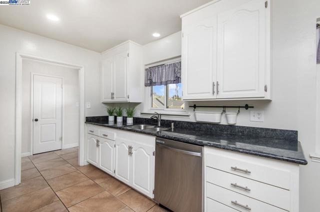 16560 Russell Ct, San Leandro CA: https://media.crmls.org/mediaz/330340b1-323c-4b5b-8f97-b6e7bc40006f.jpg