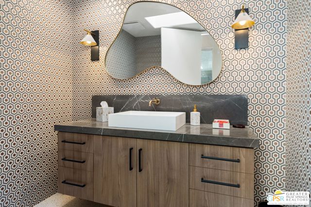 30 Mayfair Drive, Rancho Mirage CA: https://media.crmls.org/mediaz/3303930e-d559-4d95-823a-6d26efef822f.jpg