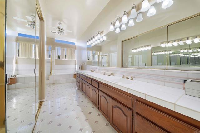 2173 Twisted Oak Ln Lane, Alpine CA: https://media.crmls.org/mediaz/3303be92-9151-4348-bf83-2a40191bea62.jpg